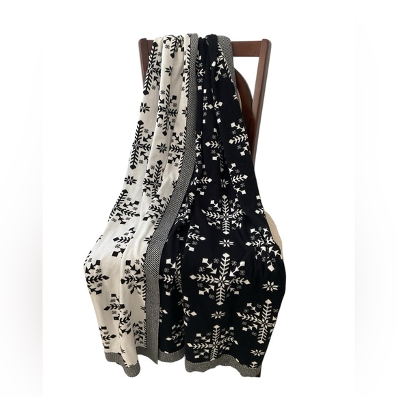 KIRKLANDS THROW Snowflake Reversible Black White Stripe Edges 60” x 56” NWOT - Picture 3 of 9